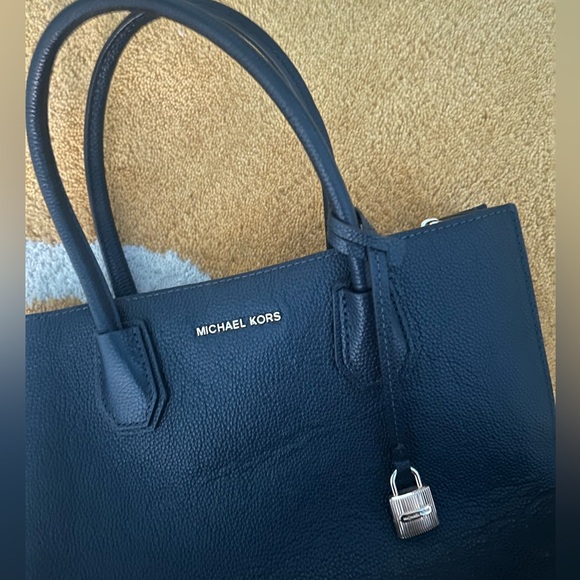 Micheal Kors Mercer LG Convo Tote - Picture 4 of 6